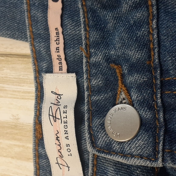 Denim Blvd Los Angeles Distressed Leg Cropped Blue Jeans Size L Waist 32 - Picture 13 of 16